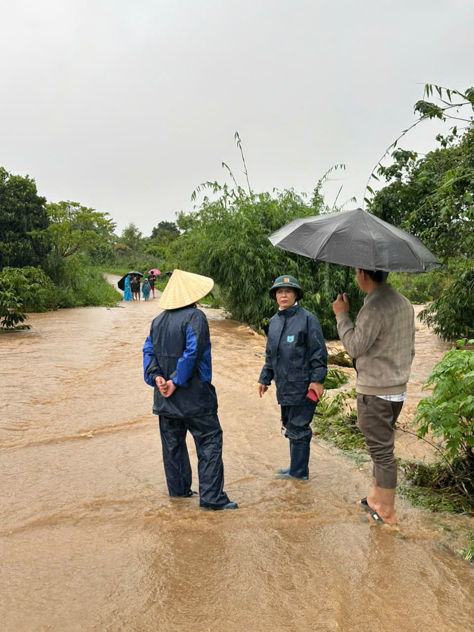 Lãnh đạo xã Tam Giang kiểm tra tình hình mưa lũ trên địa bàn